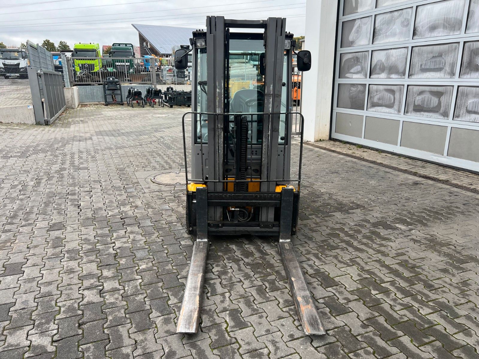 Fahrzeugabbildung Jungheinrich EFG 215 / Triplex 4.25m / 1.851h / Batterie 2023