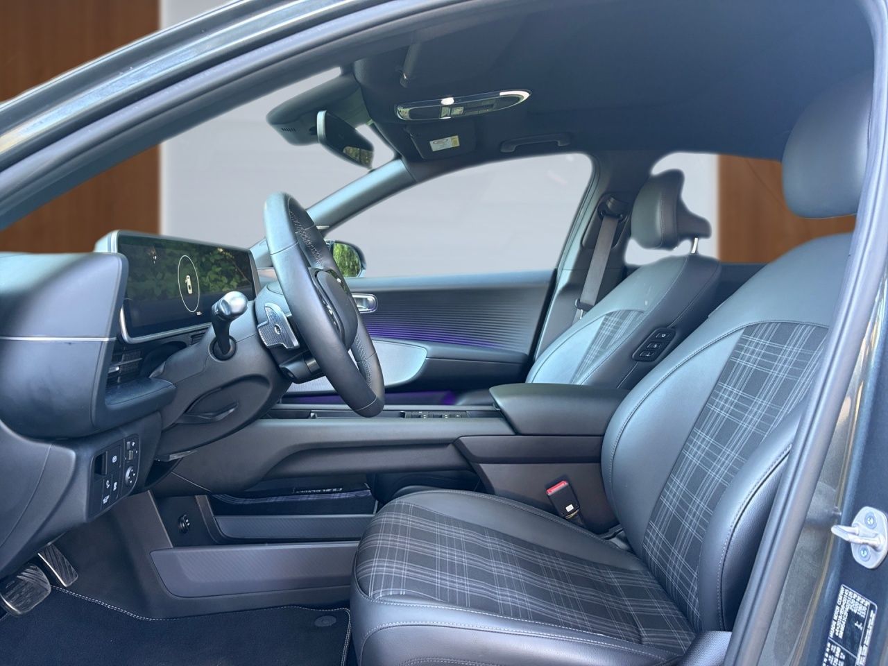 Fahrzeugabbildung Hyundai IONIQ 6 First Edition *77,4kWh*4WD*SHZ*LHZ*NAVI*