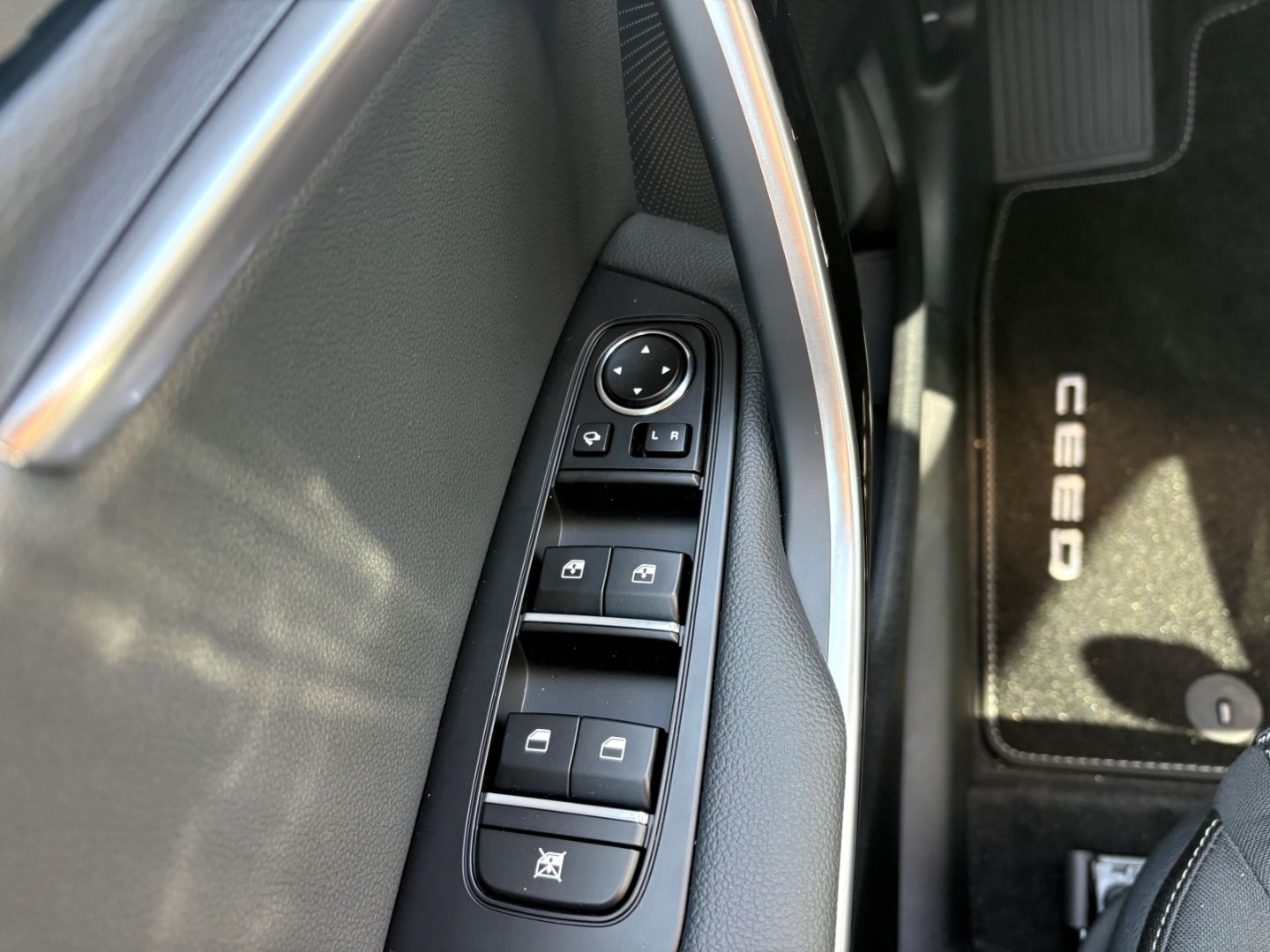 Fahrzeugabbildung Kia Ceed_sw Ultimate Edition TotWinkel PDC Keyless S