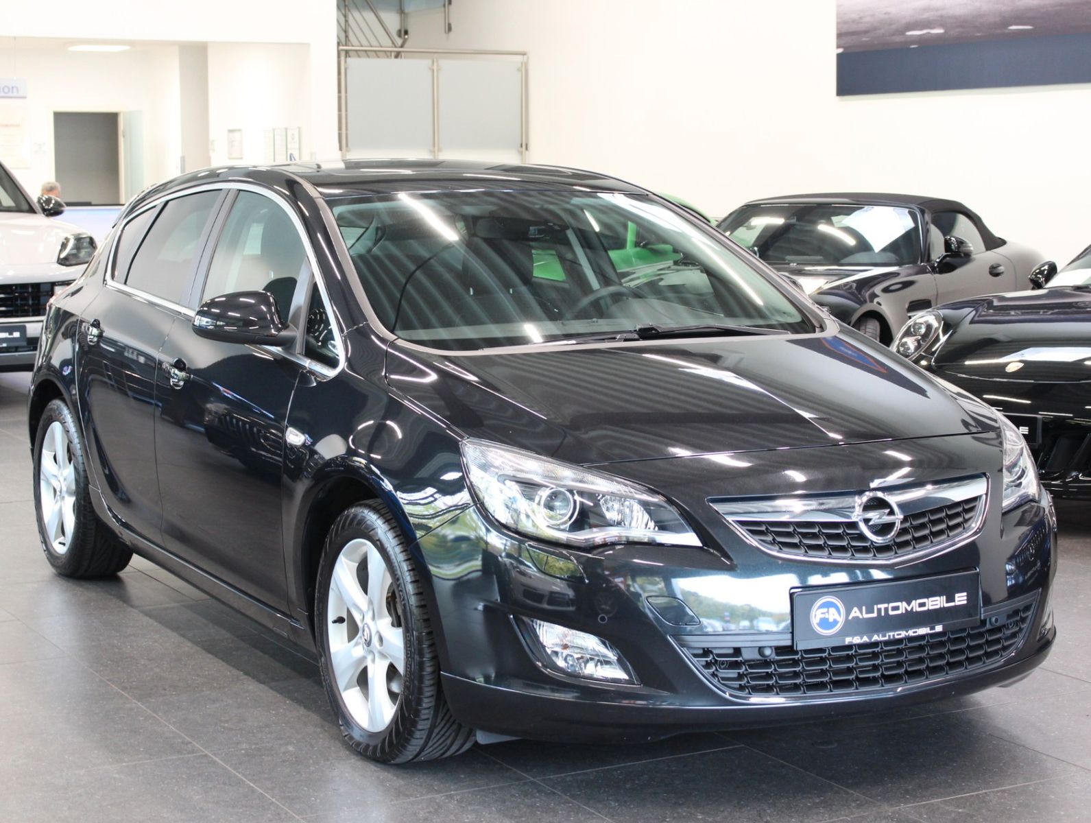 Fahrzeugabbildung Opel Astra 1.6 Edition Sport*Navi*Bi-Xenon*PDC