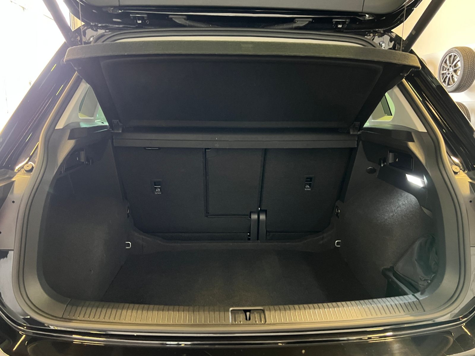 Fahrzeugabbildung Volkswagen Tiguan MOVE 1.5 TSI DSG *AHK, LED, Navi, 17'-LM*