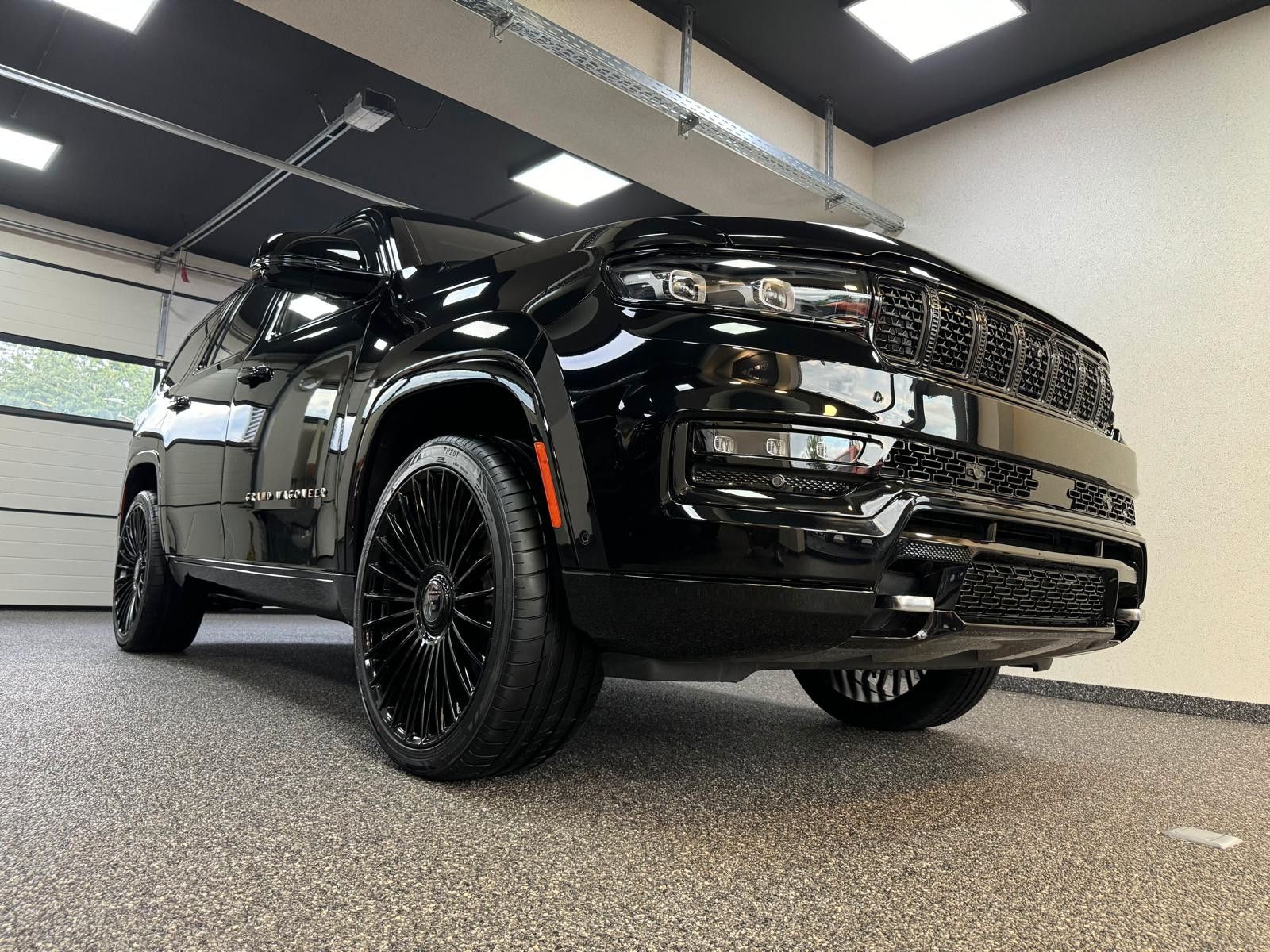 Fahrzeugabbildung Jeep GRAND WAGONEER SER. III BLACK LINE-24"6.4L V-8 .