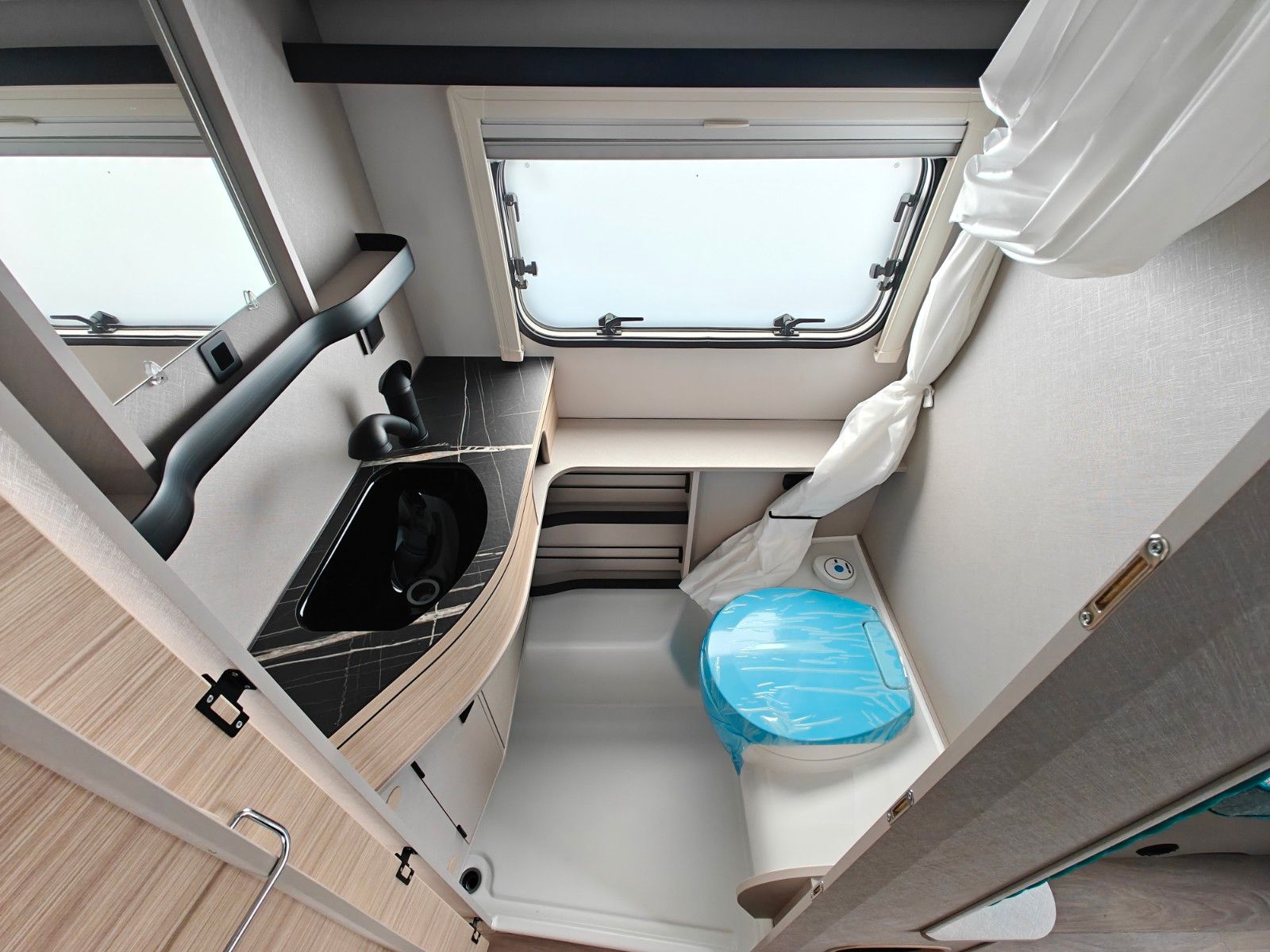 Fahrzeugabbildung HYMER / ERIBA / HYMERCAR Touring 642 Harbour Blue - JETZT 7.344€ SPAREN !