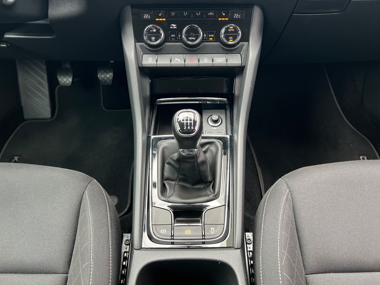 Fahrzeugabbildung SKODA Karoq Ambition 1.5 TSI *AHK, SmartLink, Kamera,