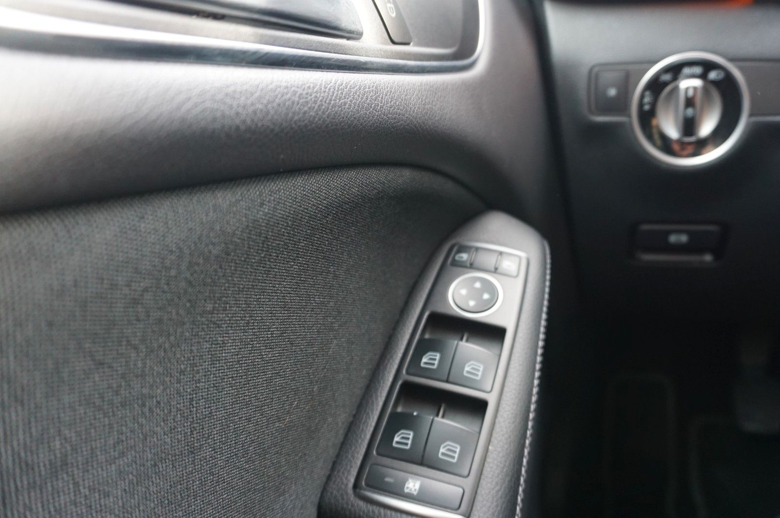 Fahrzeugabbildung Mercedes-Benz B 180 Navi,LED,Park Assist,SH,PDC,SR+WR