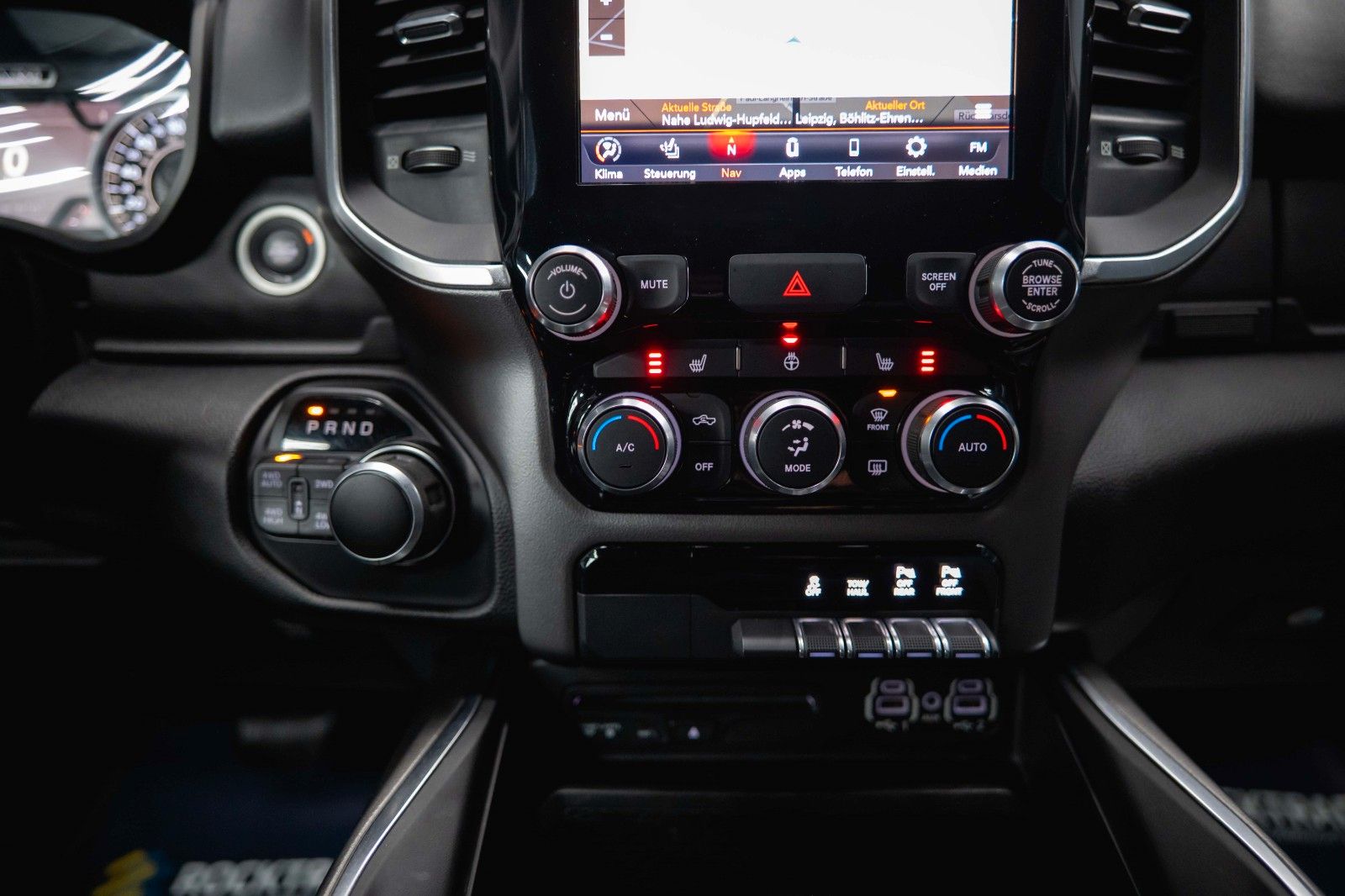 Fahrzeugabbildung Dodge RAM 5.7 V8 HEMI 4x4 OFFROAD Night-Paket *LED*19%