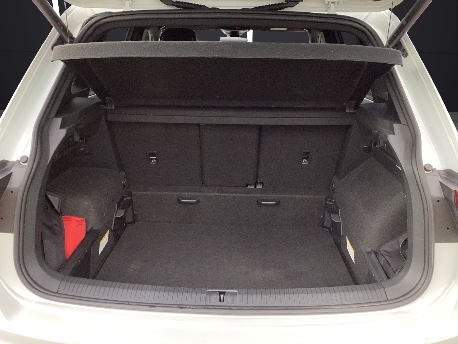 Fahrzeugabbildung Volkswagen Tiguan TSI R-Line DSG 4M Matrix AHK Navi AID ACC