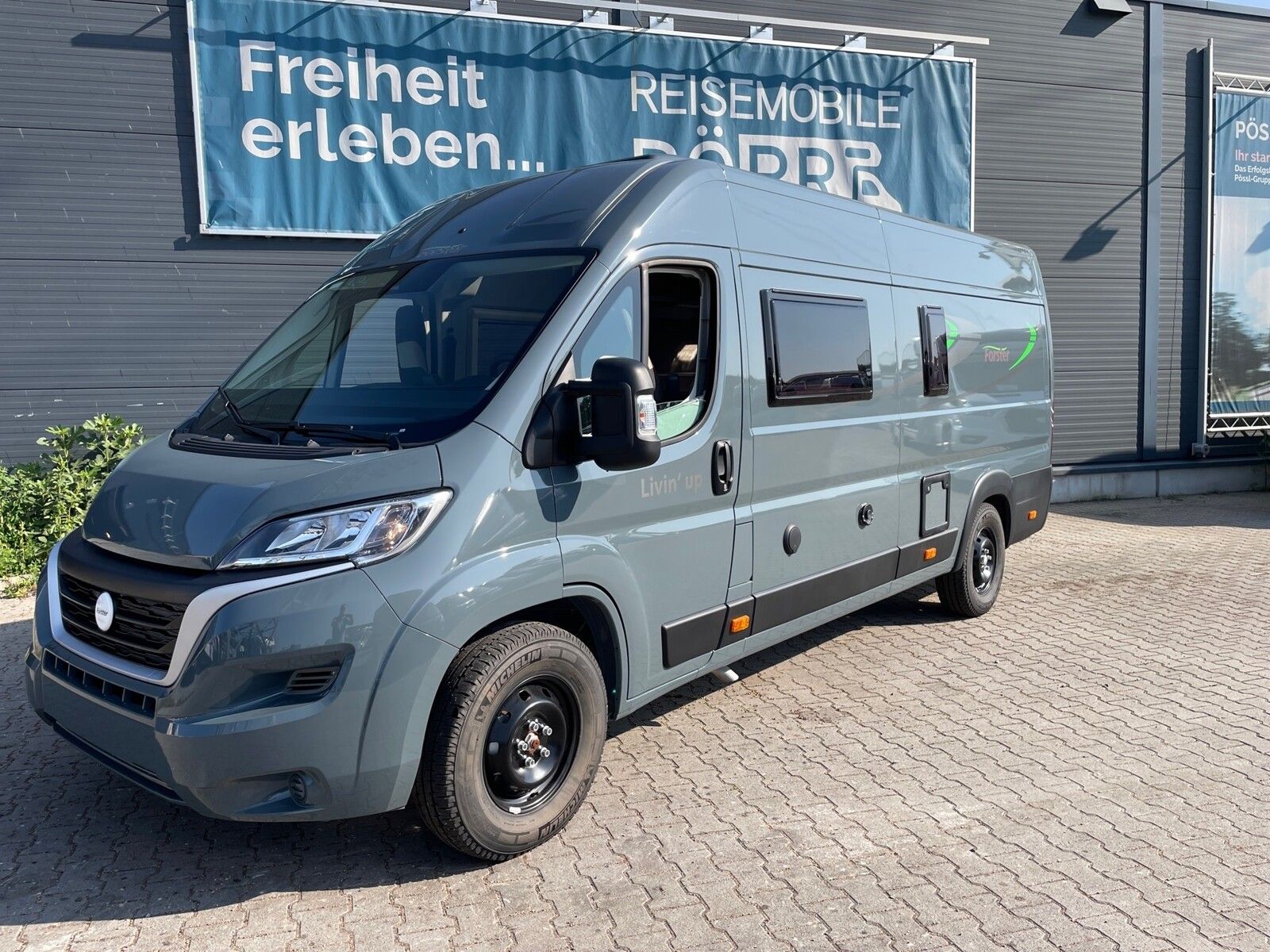 Fahrzeugabbildung Forster Livin Up FV636EBL 140 PS mit Rückfahrkamera