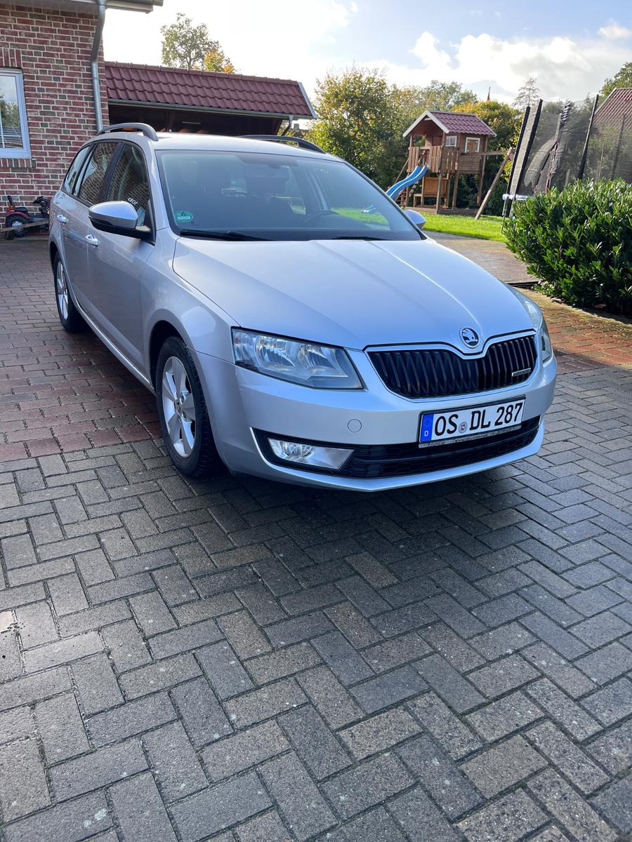 Skoda Octavia 2015 — rear view