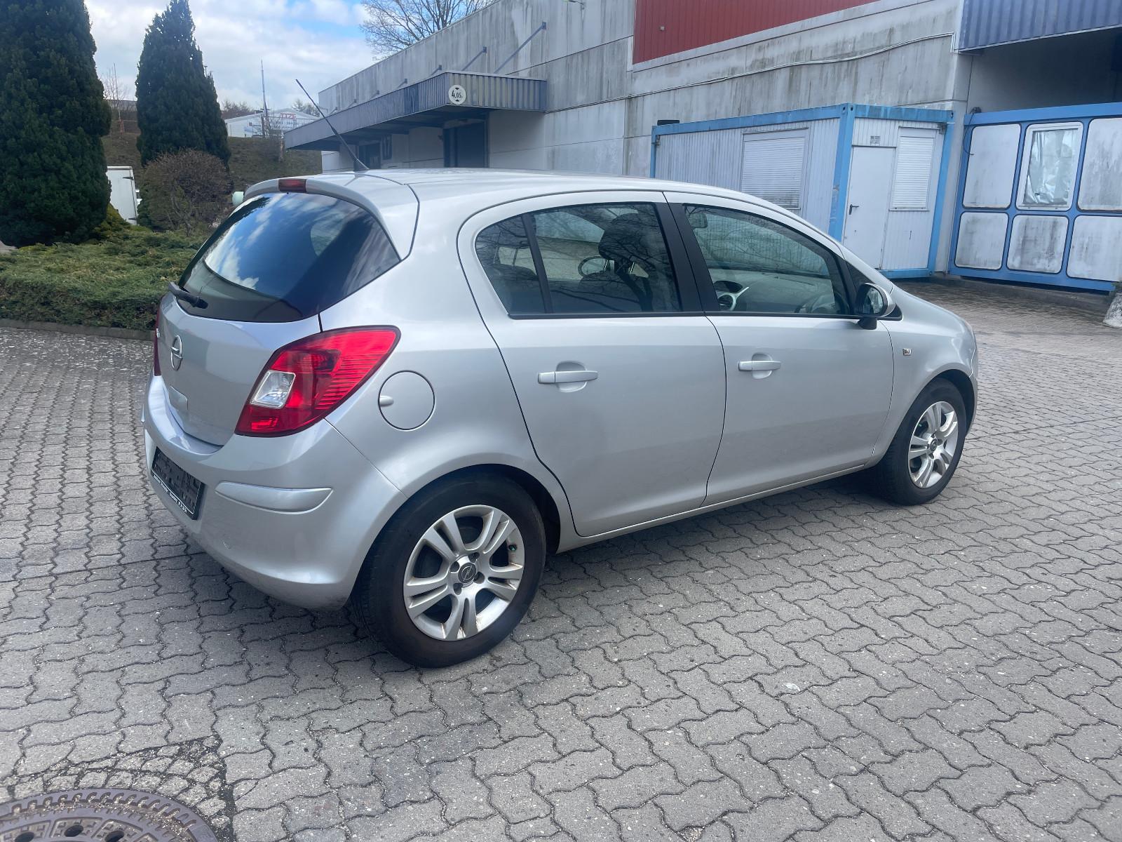 Opel Corsa D Satellite
