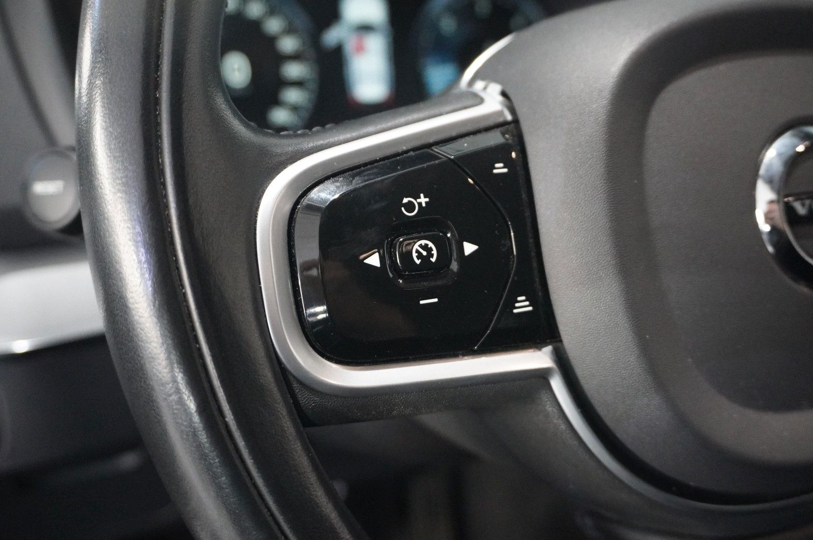 Fahrzeugabbildung Volvo XC 90 B5 D MOMENTUM PRO NAVI/LED/VIRTU/LEDER/AHK