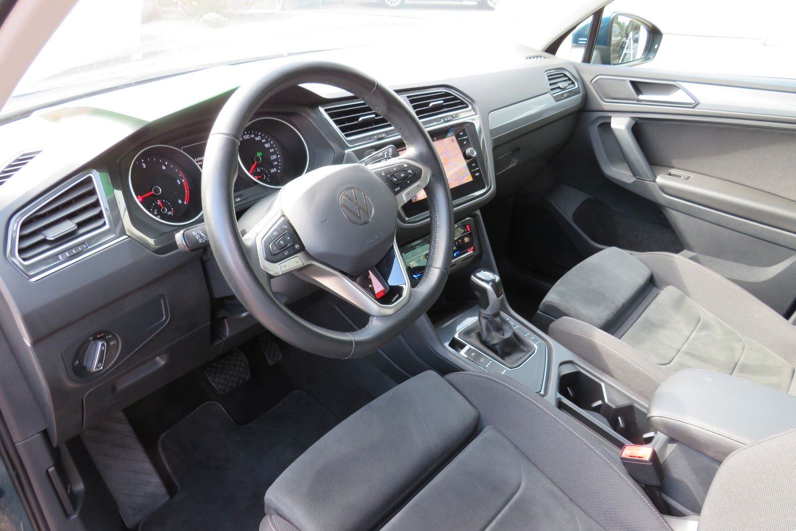 Fahrzeugabbildung Volkswagen Tiguan Life DSG AHK KAMERA ACC PDC SITZH. NAVI 1