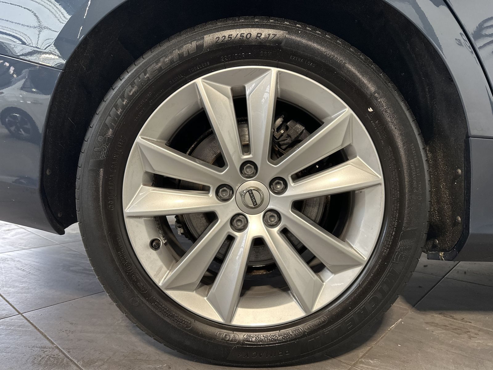 Fahrzeugabbildung Volvo V60 B4 Momentum Pro NAV+LED+SHZ+KAM+DIGDISP+SH