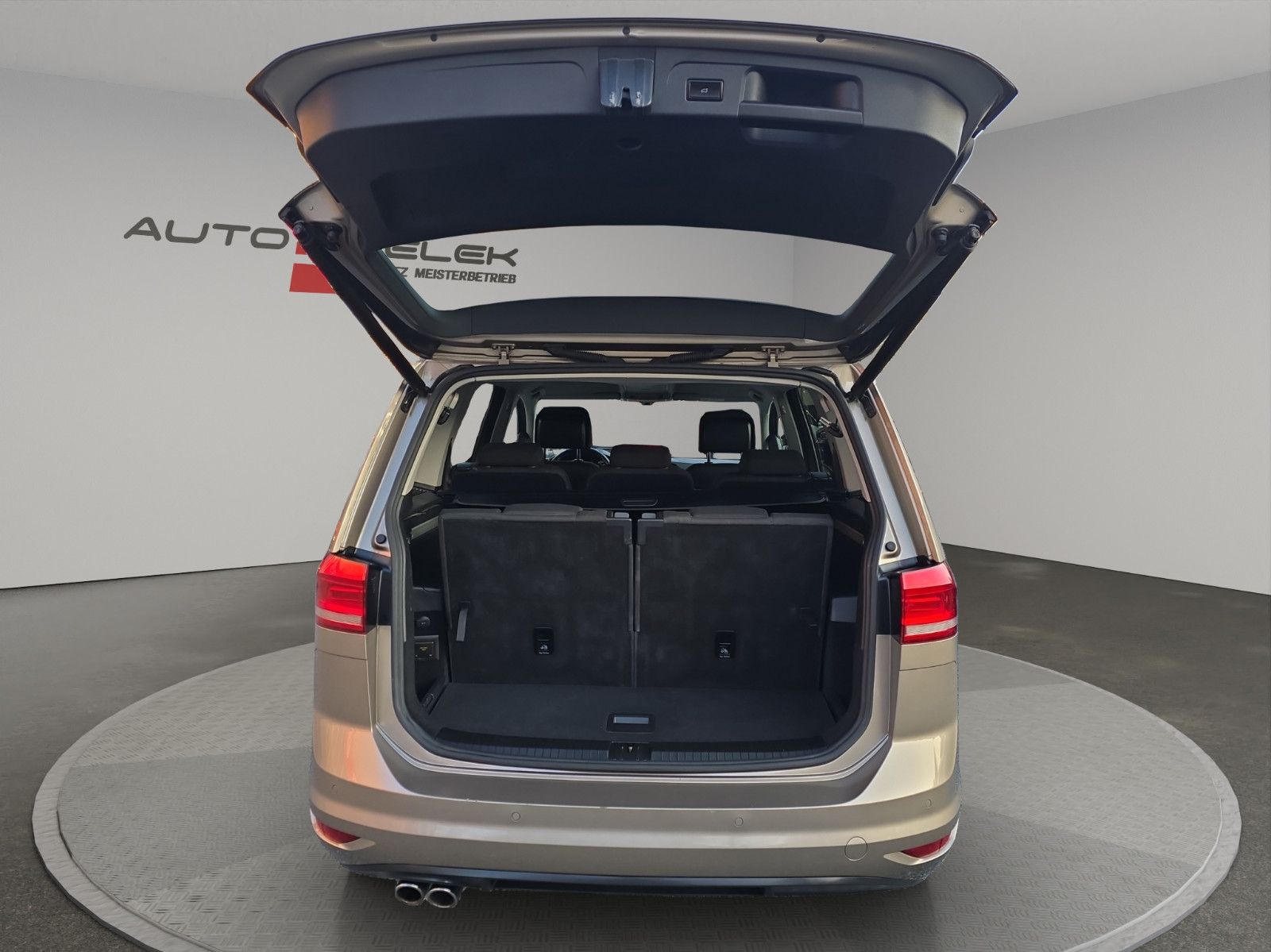 Fahrzeugabbildung Volkswagen Touran Highline+NAVI+LEDER+LED+AHK+TEMPOMAT+DSG