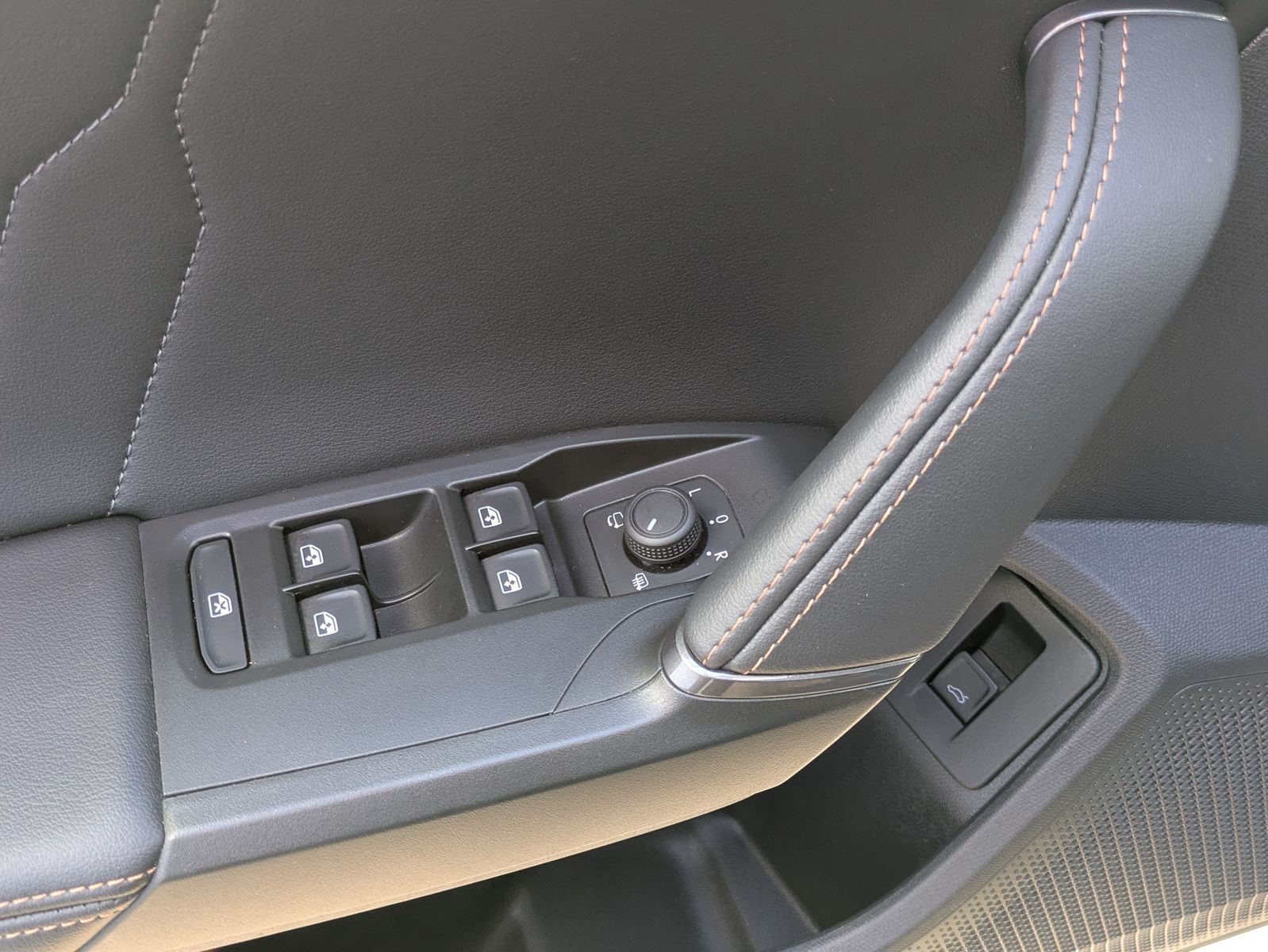 Fahrzeugabbildung CUPRA Leon 1.5 eTSI DSG MATRIX-LED*AHK*ACC*KAMERA*18"