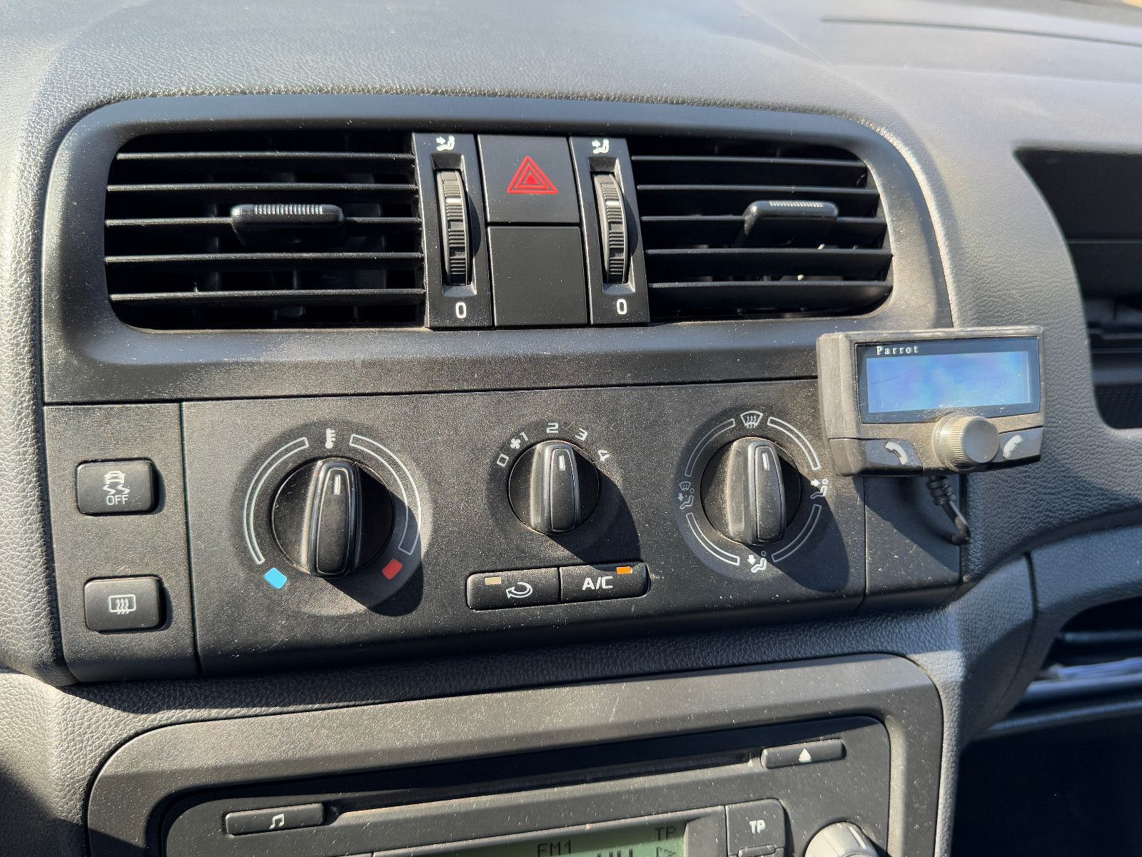 Fahrzeugabbildung SKODA Roomster Praktik 1.6 TDI 1.HAND SKODA SCHECKHEFT