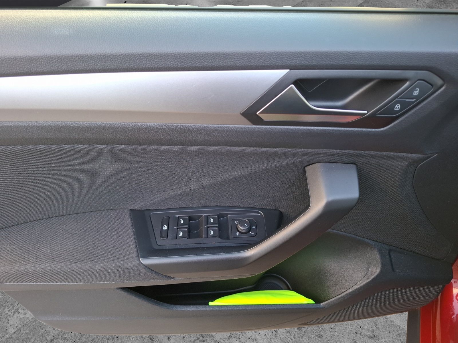 Fahrzeugabbildung Volkswagen T-Roc TSI Life LED Navi AID Park-Assoist SH