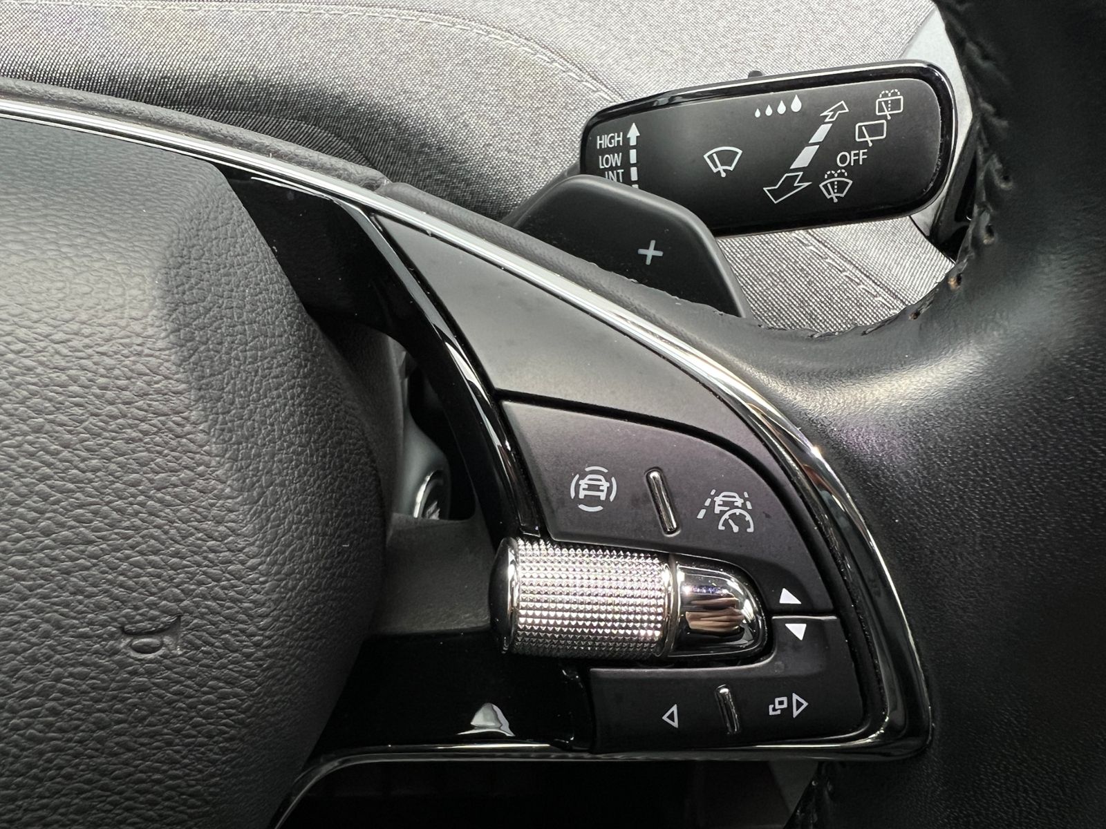 Fahrzeugabbildung SKODA Enyaq iV 80 Loft *AHK, 360°-Kamera,Navi,19" LM F