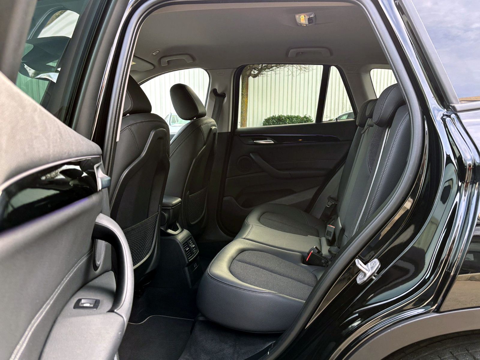 Fahrzeugabbildung BMW X1 sDrive 20i Sport-Line LED SHZ PDC KAM TEMP BT