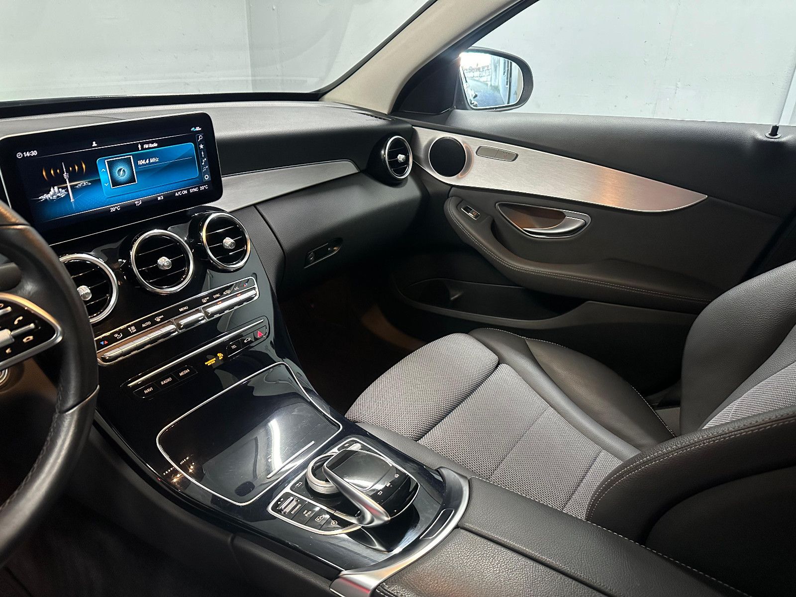 Fahrzeugabbildung Mercedes-Benz C 200 d AVANTGARDE *KAMERA*SH*CARPLAY*NAVI**