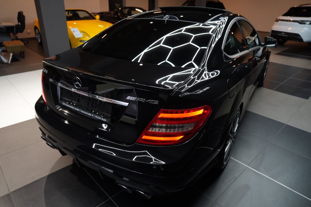 MERCEDES-BENZ C 63 AMG Coupe*H&K*PANO*LEDER*LED*MEMORY*DISTRON MERCEDES-BENZ C 63 AMG Coupe*H&K*PANO*LEDER*LED*MEMORY*DISTRON