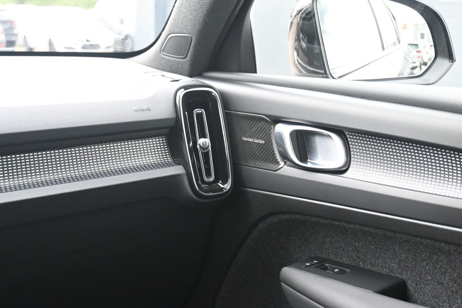 Fahrzeugabbildung Volvo XC40 B3 Plus Black Edition*LED*360*H&K*BLIS*20"
