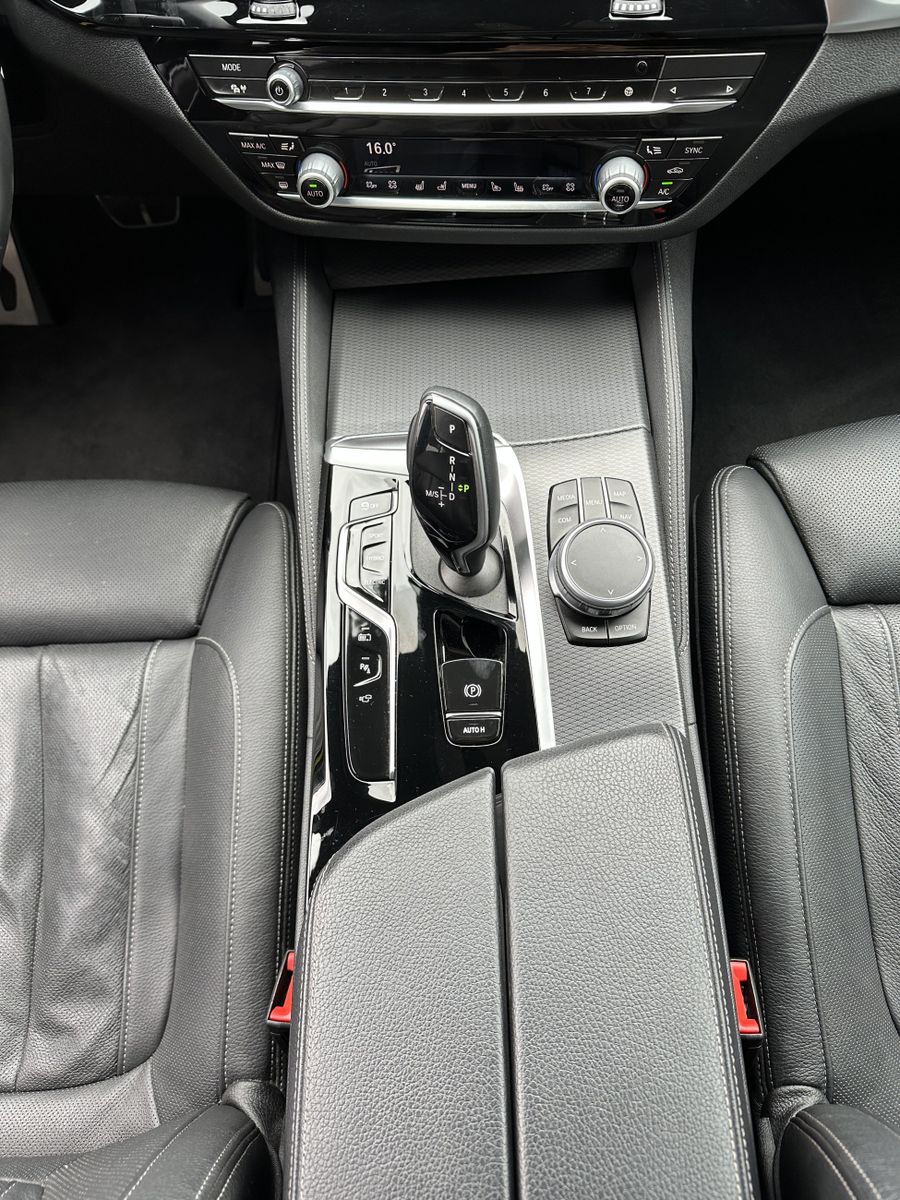 Fahrzeugabbildung BMW 530e Touring M-Sport NAV+LED+ACC+HEAD-UP+360°+VC