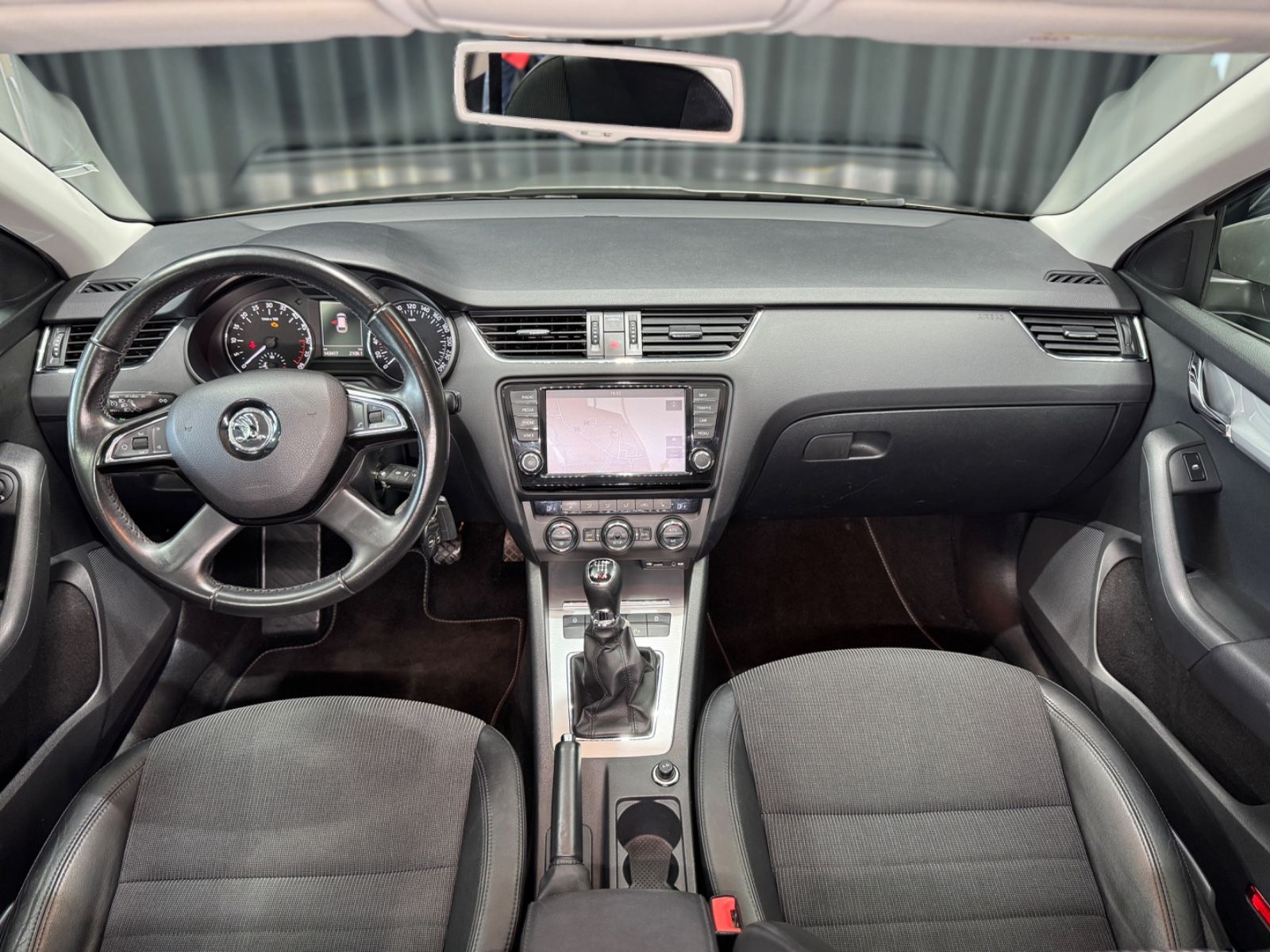 Fahrzeugabbildung SKODA Octavia Combi Elegance 4x4|NAVI|XENON|AHK|