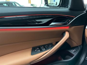 Fahrzeugabbildung BMW 520d xD Sport Line DAB Kamera NaviPro HUD Alarm