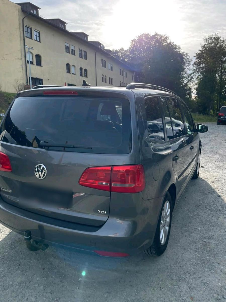 Volkswagen Touran 2011 — вигляд ззаду