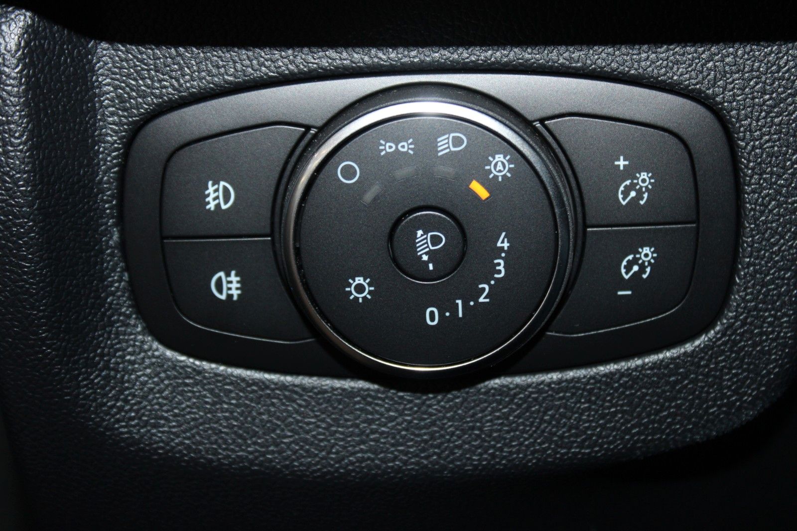 Fahrzeugabbildung Ford Tourneo Courier TREND Kamera PDC WinterPaket2