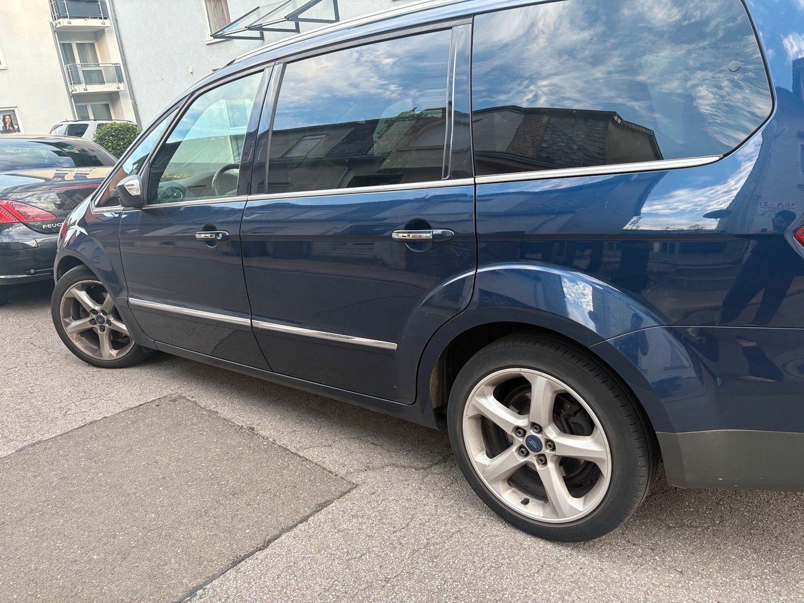 Ford Galaxy 2011 — rear view