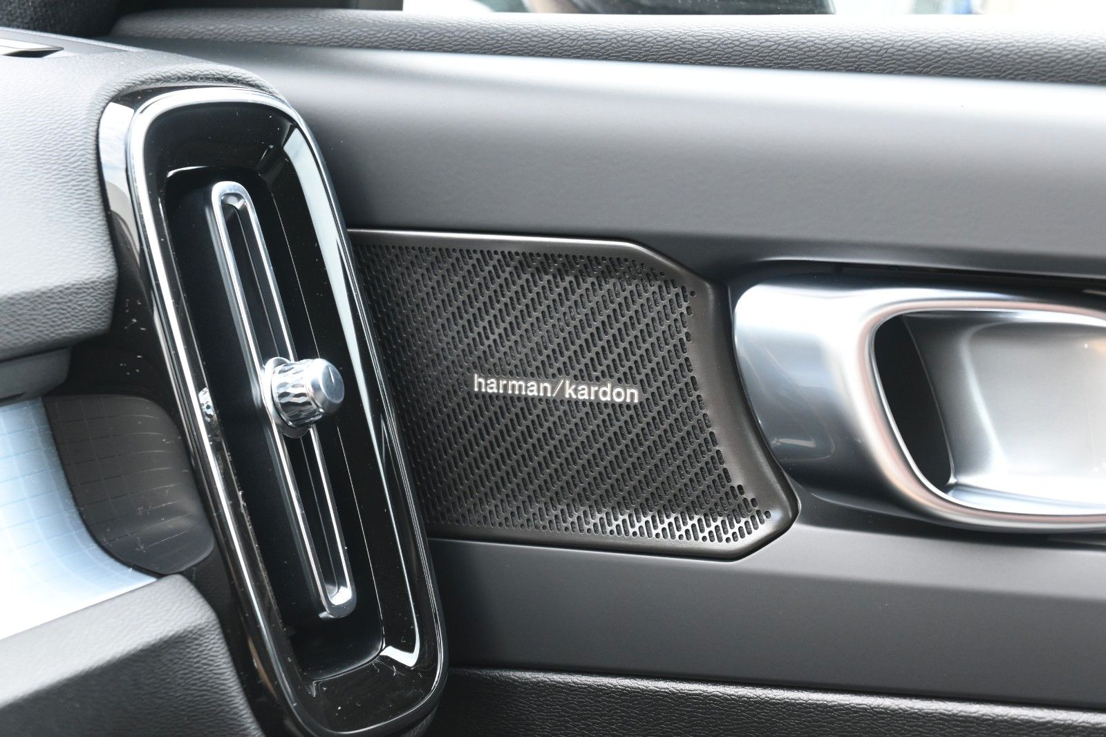 Fahrzeugabbildung Volvo XC40 B3 DKG Plus Dark*FSHZG*360°*AHK*AllSeason