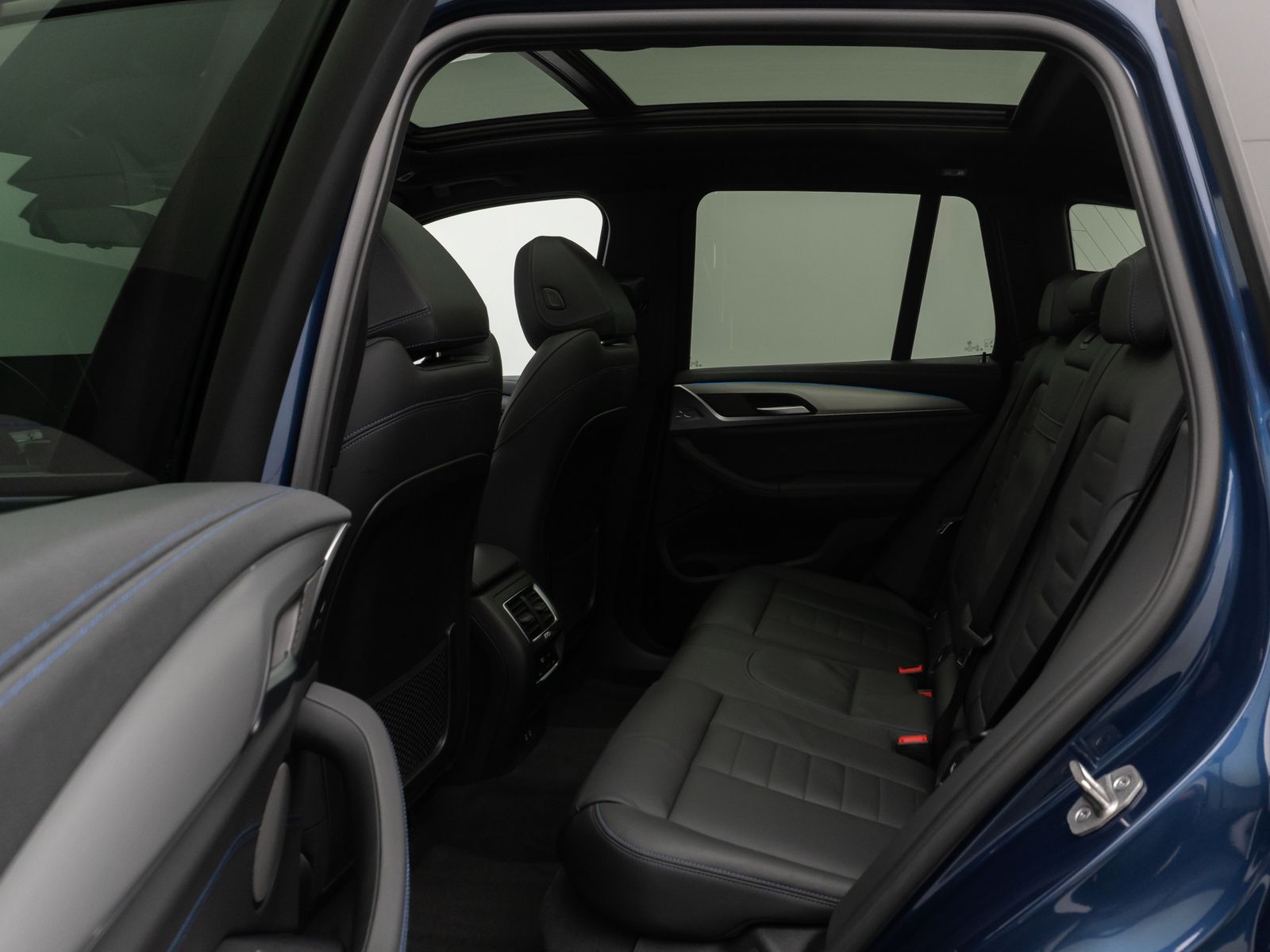 Fahrzeugabbildung BMW iX3 M Sport Impressive Panorama 360° HUD DAB H/K