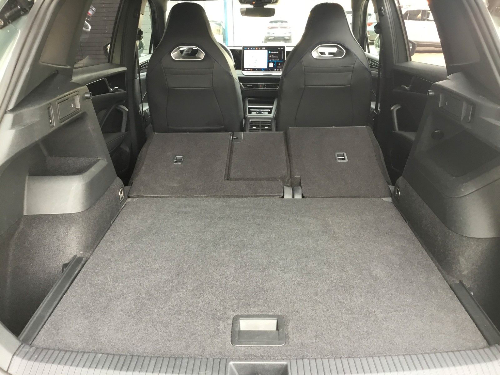 Fahrzeugabbildung Volkswagen Tiguan 2.0 TDI DSG 4M R-Line+AHK+20"+Matrix+Pano