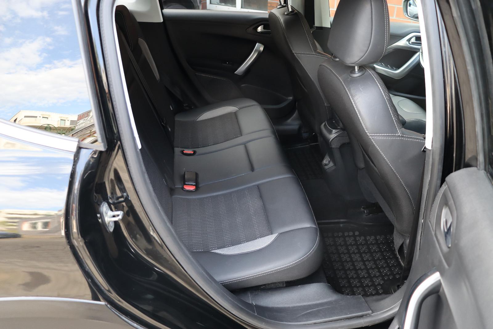 Peugeot 2008 1.5 Blue-HDI Allure Aut. LED Leder Navi
