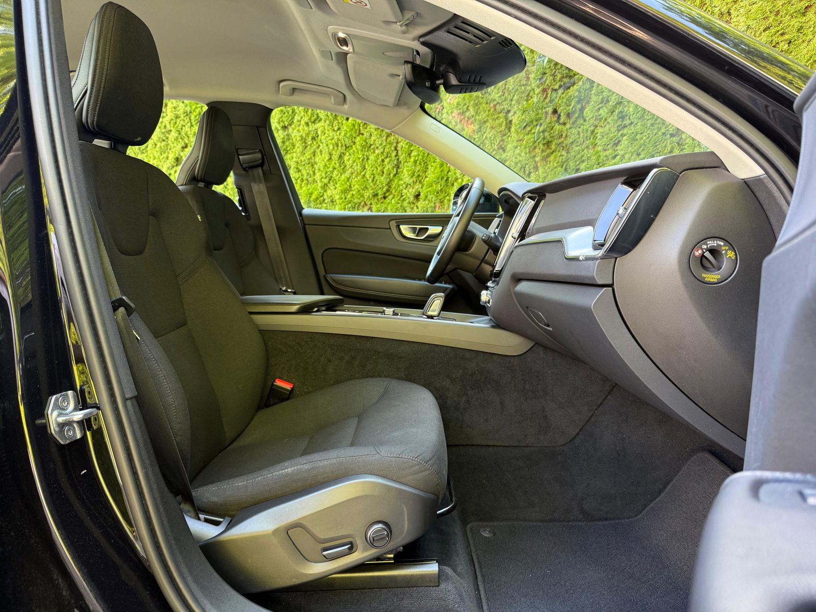 Fahrzeugabbildung Volvo XC60 Momentum Pro 2WD LED+NAVI+AHK+KAM+PARK+DAB+