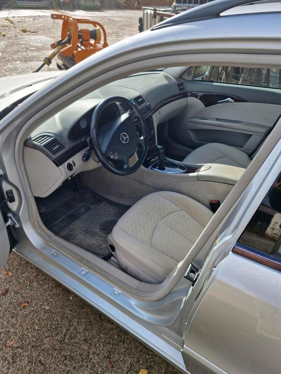 Mercedes-Benz E220 2004 — photo 11