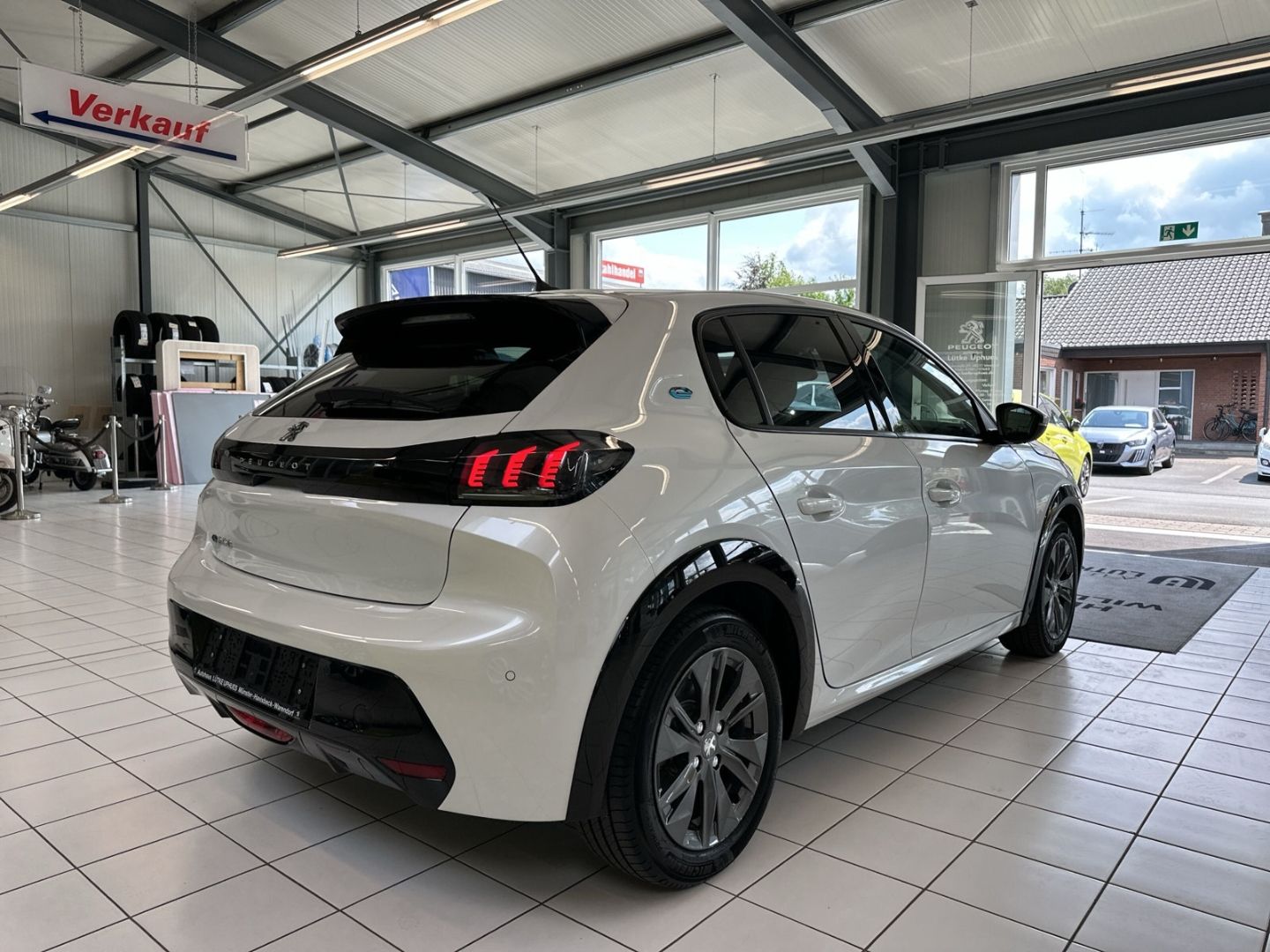 Fahrzeugabbildung Peugeot 208 e- Allure Elektromotor 136 LED CarPlay SHZ