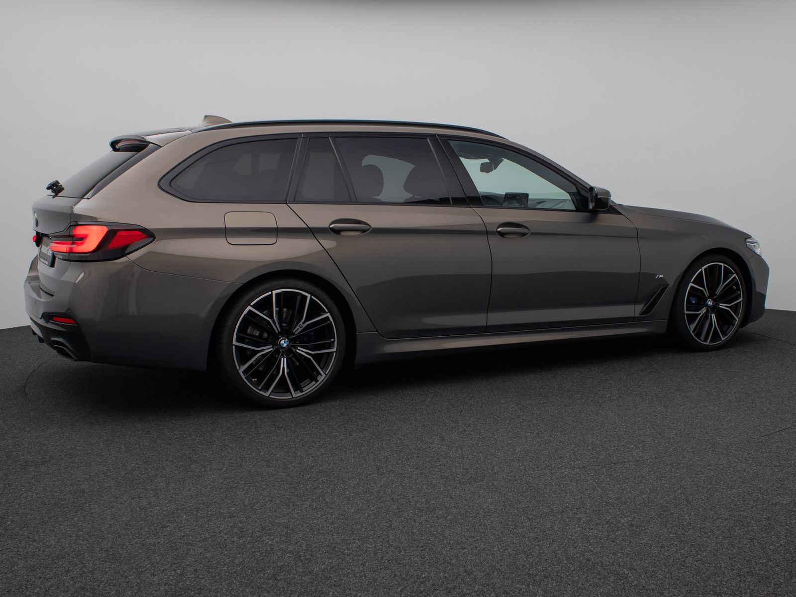 Fahrzeugabbildung BMW 530d xD M Sport Individual Panorama HUD 20Zoll