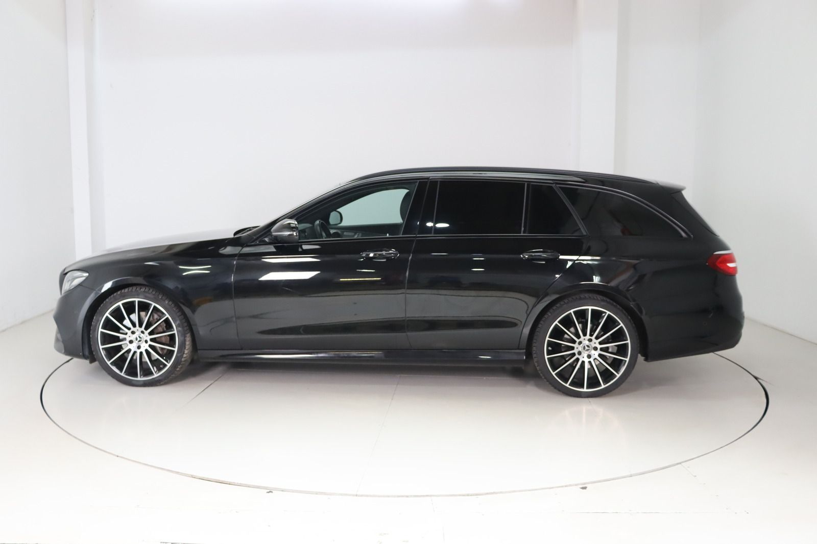 Fahrzeugabbildung Mercedes-Benz E 200 T 4Matic * Schiebedach * Navi * AMG line
