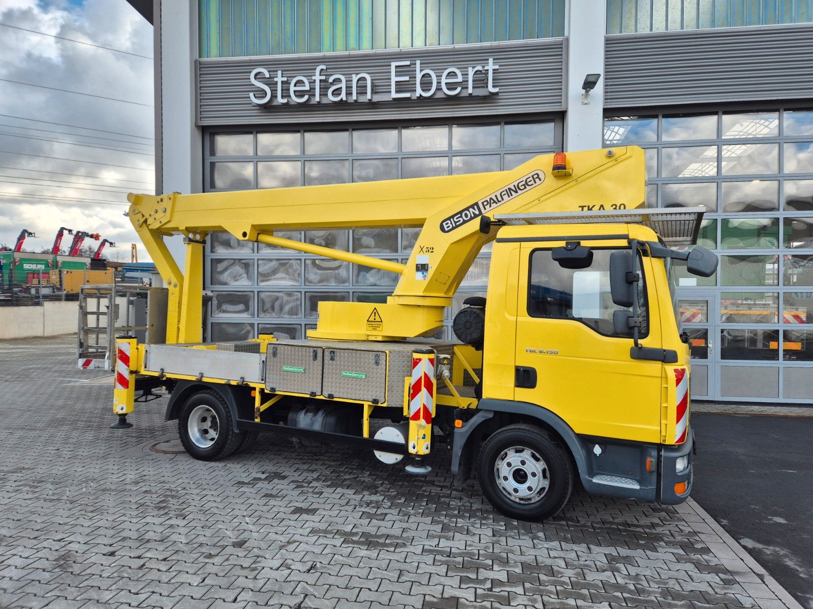 Fahrzeugabbildung MAN TGL 8.150 4x2 Bison Palfinger TKA 30