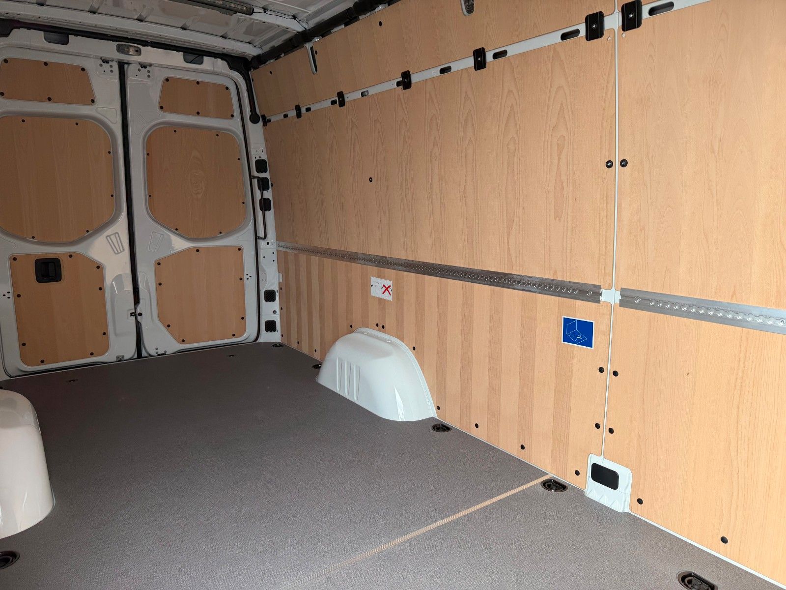 Fahrzeugabbildung Mercedes-Benz Sprinter 319 CDI 4325 DISTRONIC Klima AHK