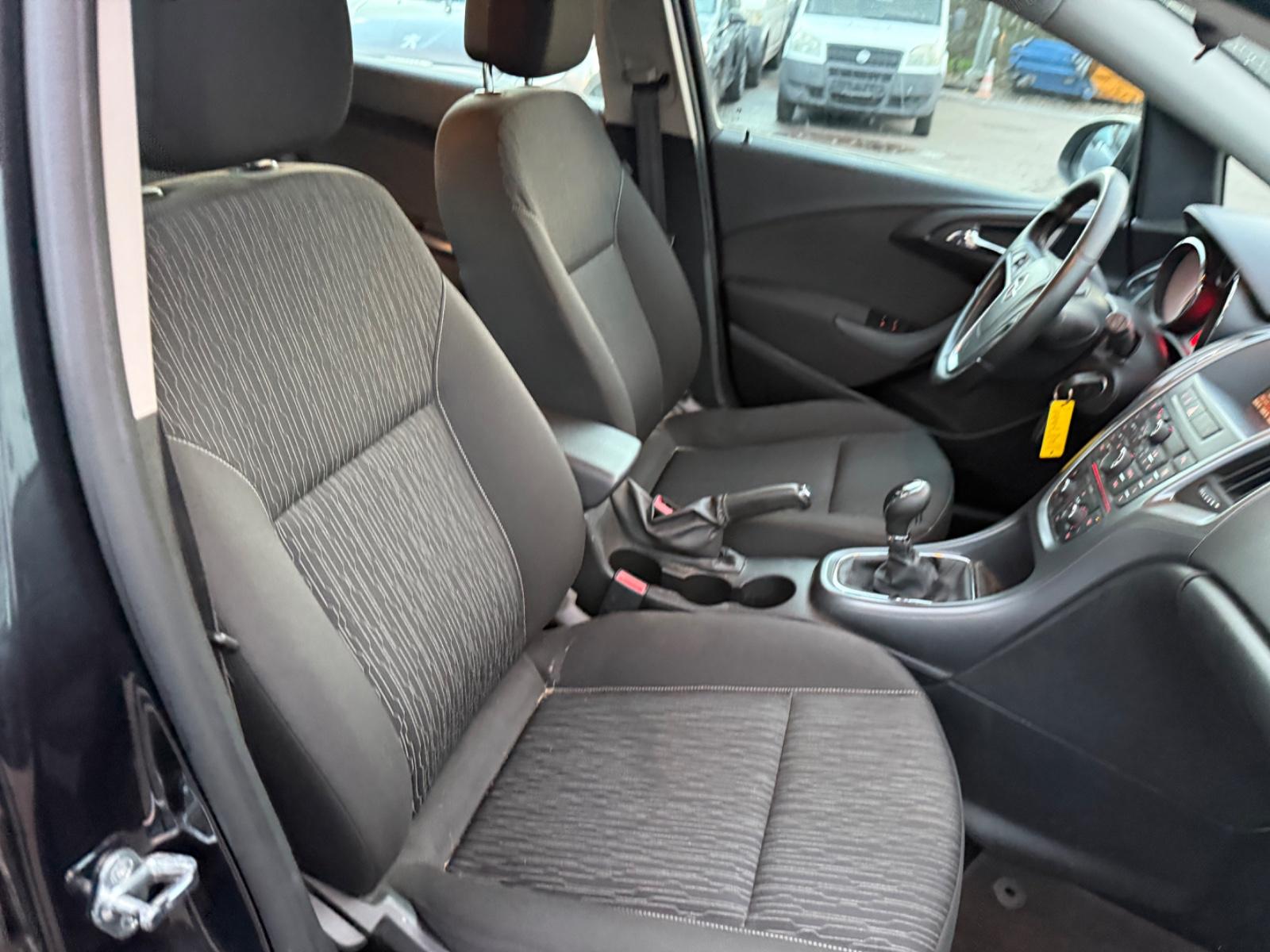 Opel Astra 2015 — photo 30