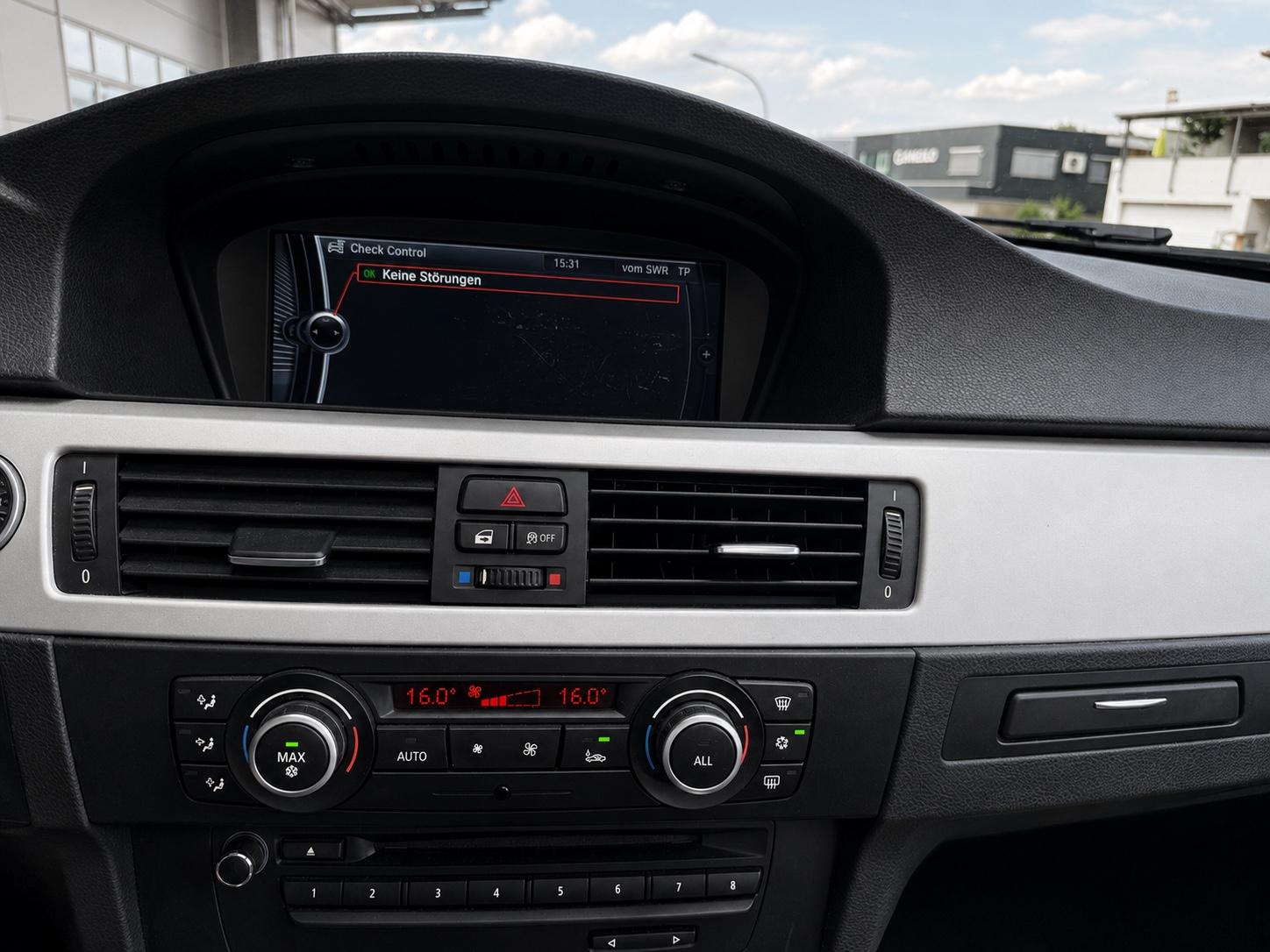 BMW 320 2011 — photo 12