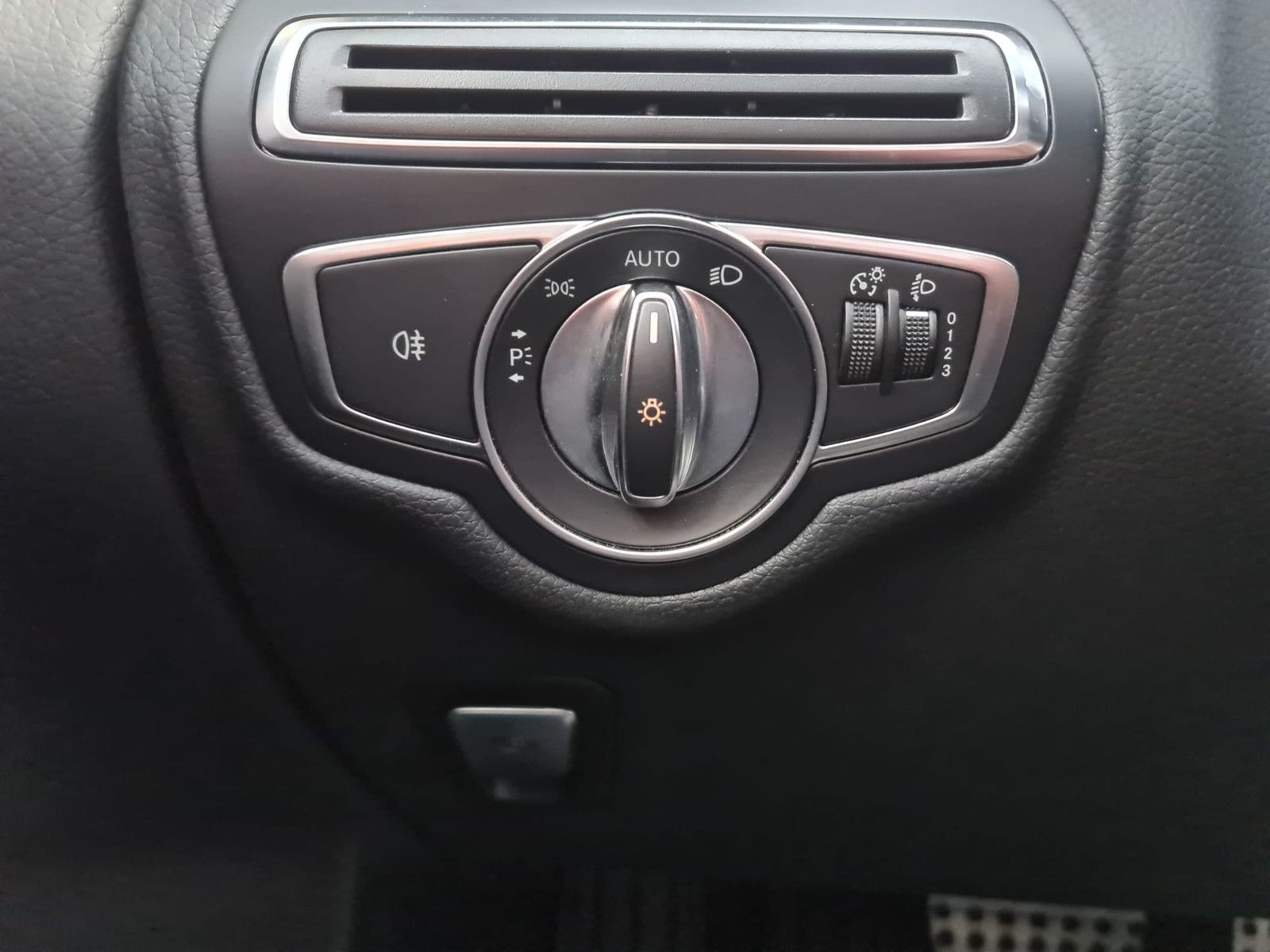 Fahrzeugabbildung Mercedes-Benz GLC 220 4Matic/LEDER/NAVI/SCHECKHEFT