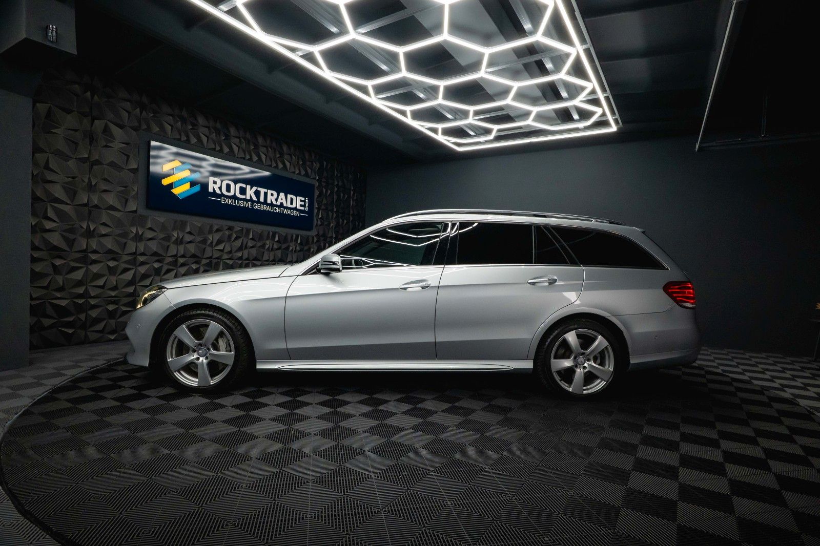Fahrzeugabbildung Mercedes-Benz E 500 V8 CGI AMG Sport *Airmatic*Pano*ACC*H&K*