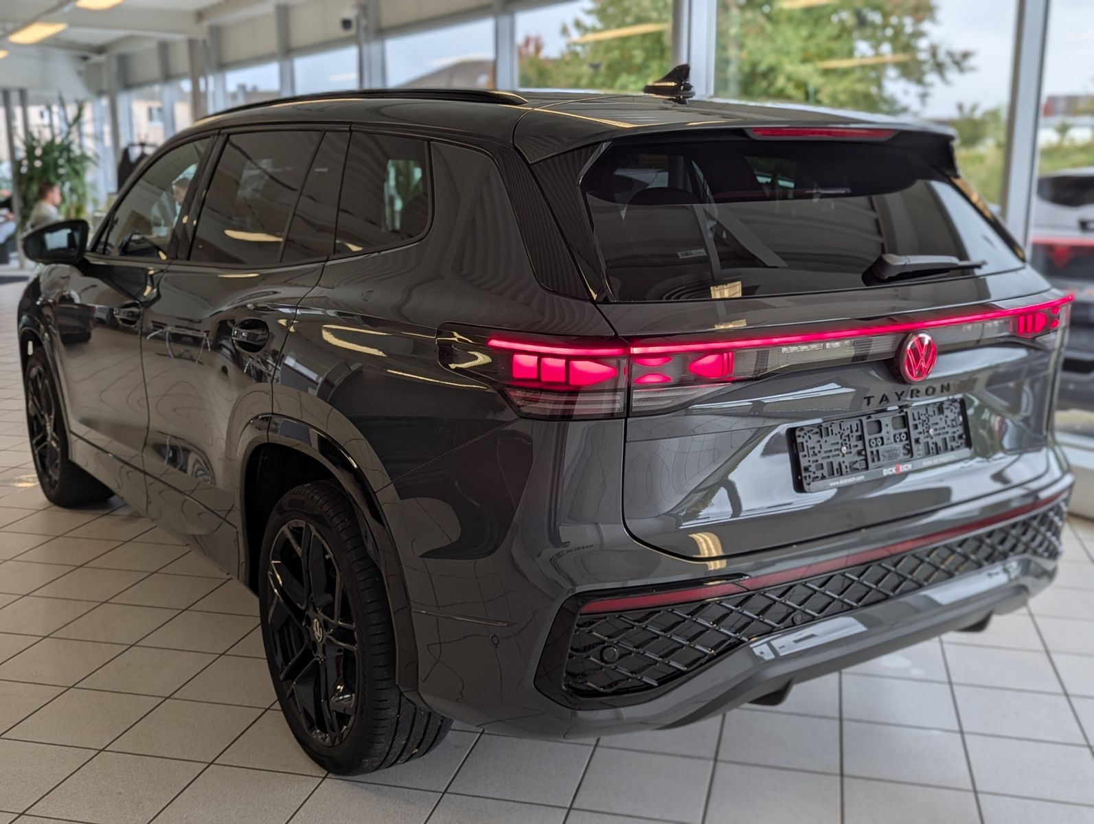 VW Tayron 2.0 R-Line Leder Launch Pano Black AHK 20 - Image 5