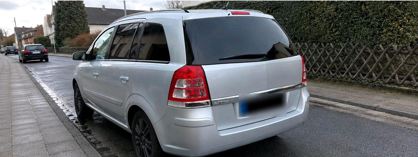 Opel Zafira 2011 — rear view