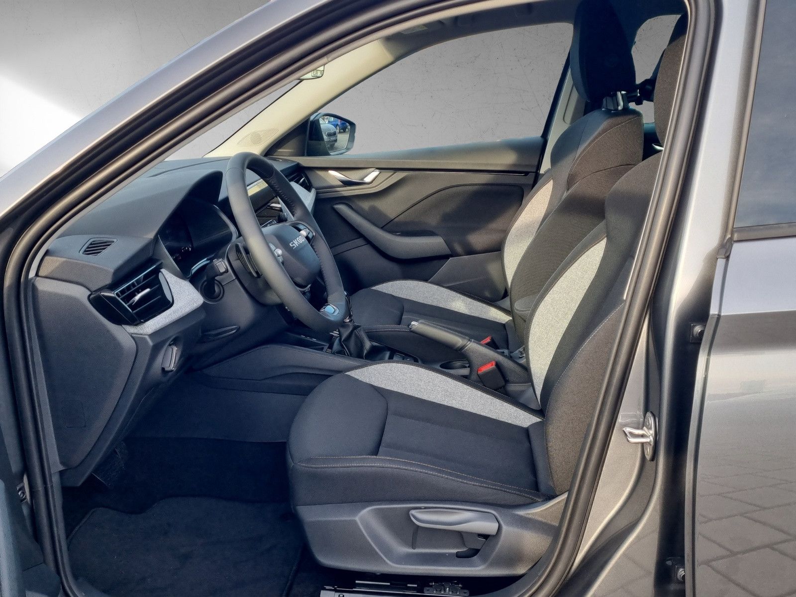 Fahrzeugabbildung SKODA Scala Tour 1,0 TSI DSG Simply Clever Black
